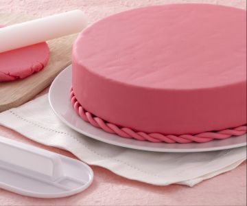 Comment recouvrir un gâteau avec de la pâte à sucre