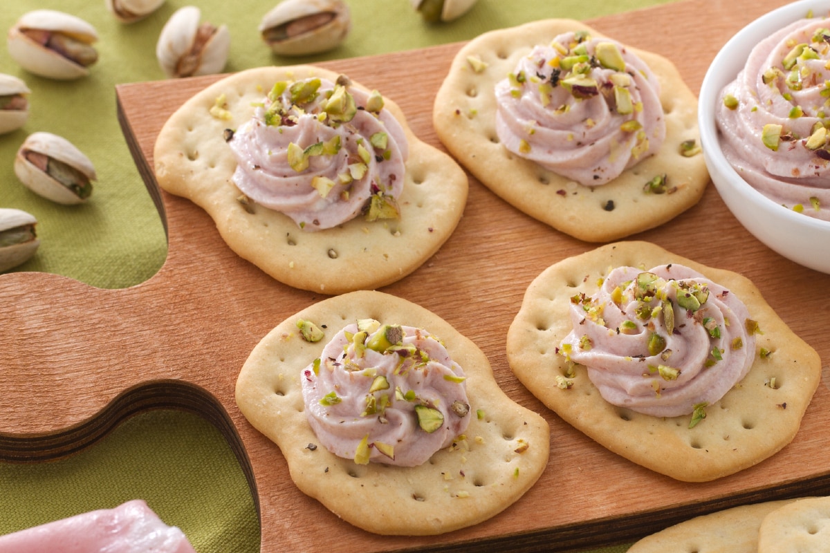 Focaccias avec crème de mortadelle et pistaches