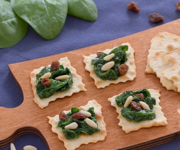 Feuilletés classiques aux épinards, raisins secs et pignons