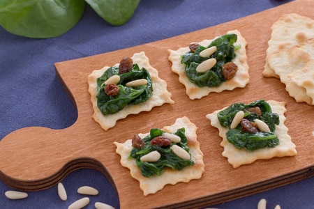Feuilletés classiques aux épinards, raisins secs et pignons