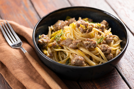 Linguine avec saucisse, poireaux et fenouil