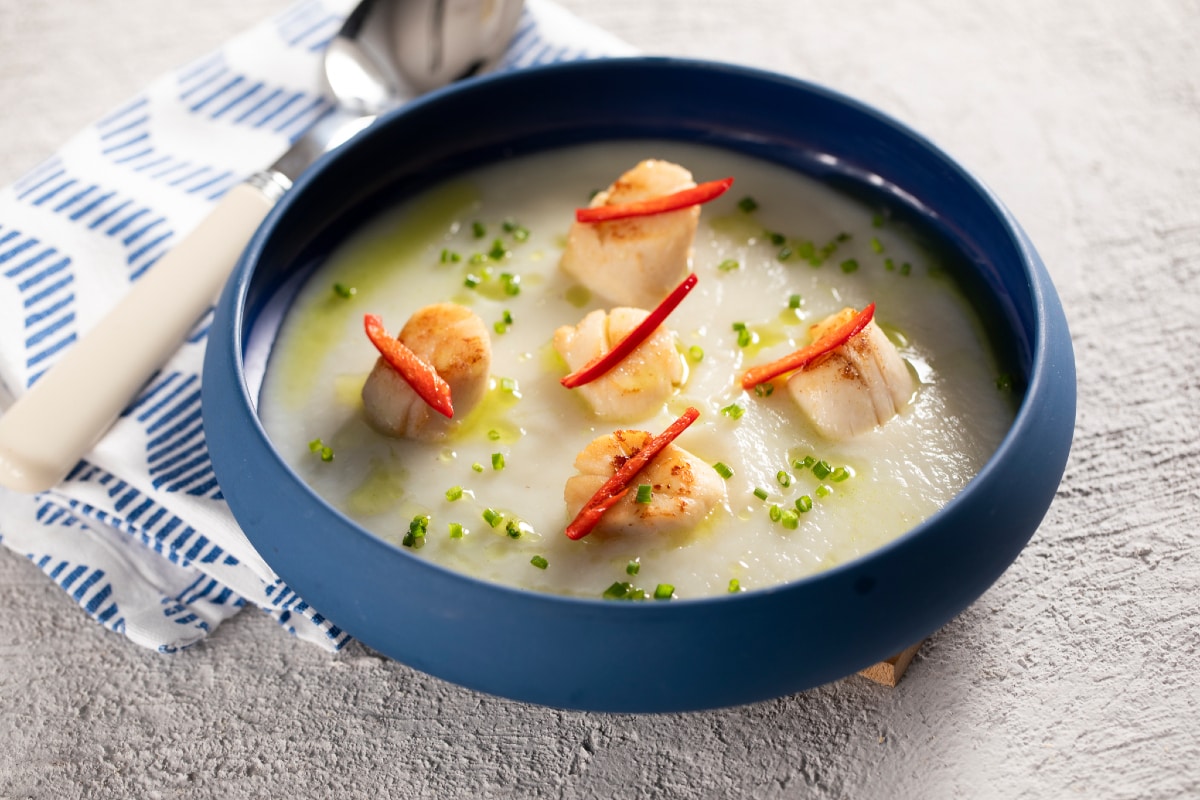 Crème de topinambour avec noix de Saint-Jacques poêlées