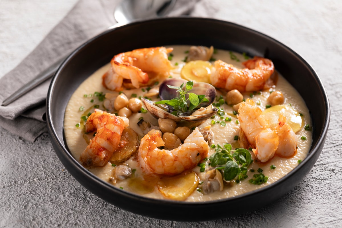 Crème de pois chiches aux crevettes, palourdes et panais