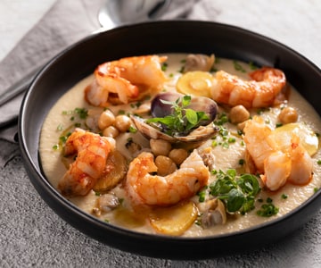Crème de pois chiches aux crevettes, palourdes et panais