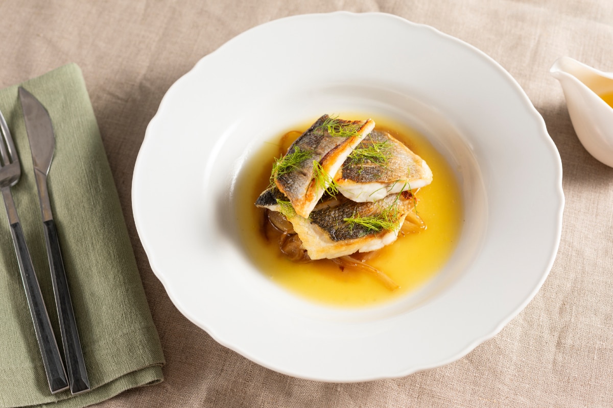 Filet de bar avec fenouils caramélisés et sauce à l'orange