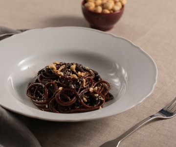Spaghetti à la crème d'ail noir, réglisse et noisettes