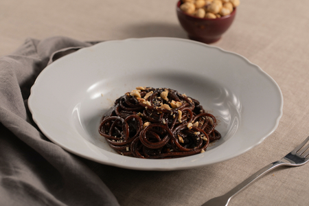 Spaghetti à la crème d'ail noir, réglisse et noisettes