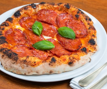 Pizza à la crème de poivrons et spianata