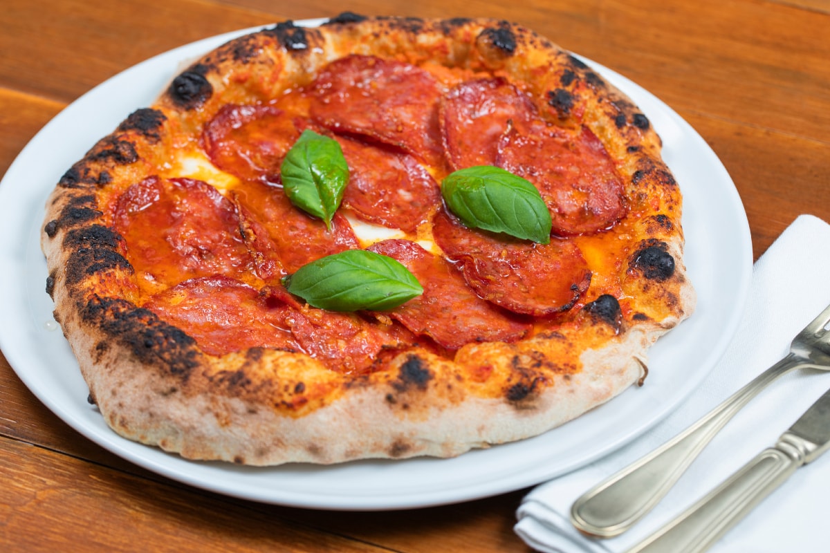 Pizza à la crème de poivrons et spianata