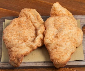 Pizza frite avec ricotta et cicoli