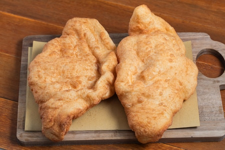 Pizza frite avec ricotta et cicoli