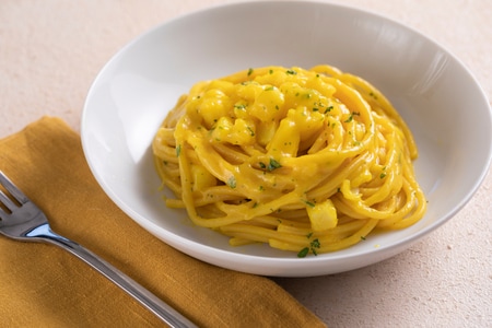 Spaghettoni avec morue, crème de pommes de terre et safran