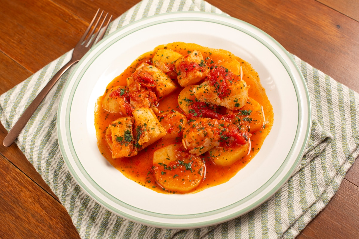 Morue mijotée avec des pommes de terre