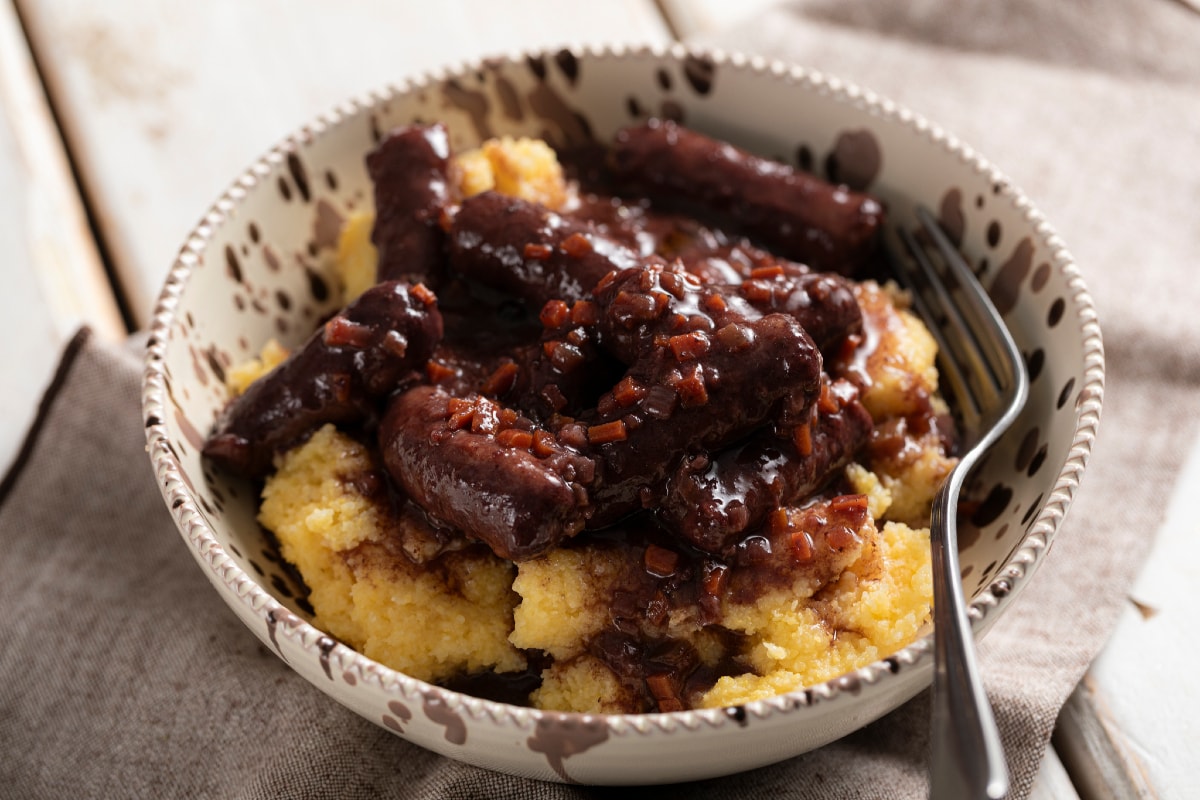 Saucisse au vin rouge avec polenta