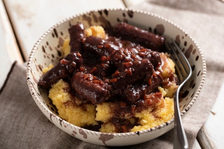Saucisse au vin rouge avec polenta