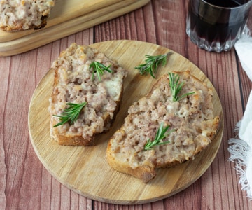 Crostini saucisse et stracchino