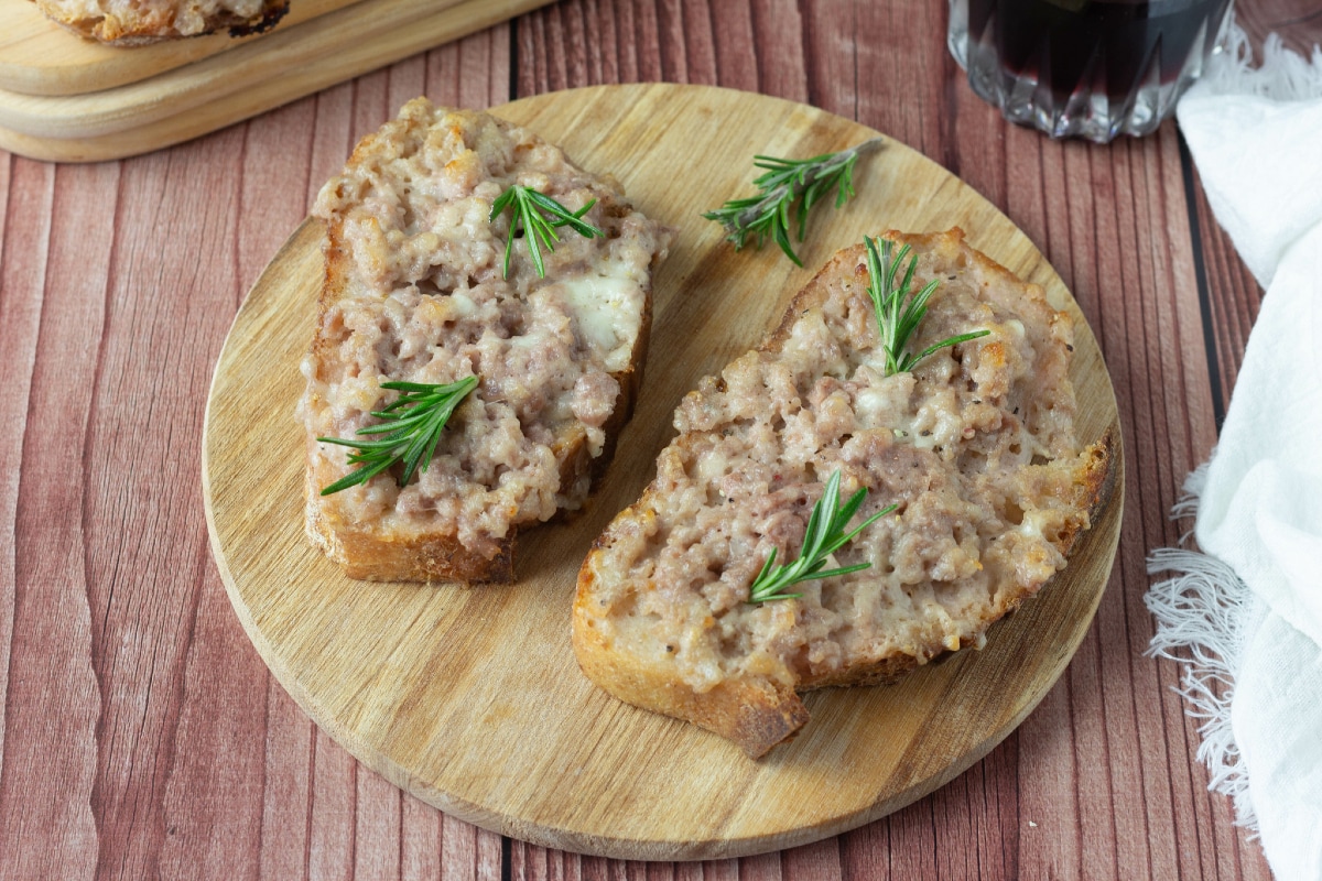 Crostini saucisse et stracchino