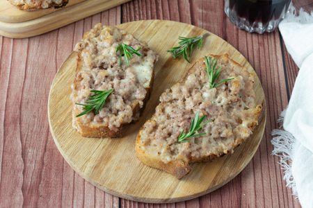 Crostini saucisse et stracchino