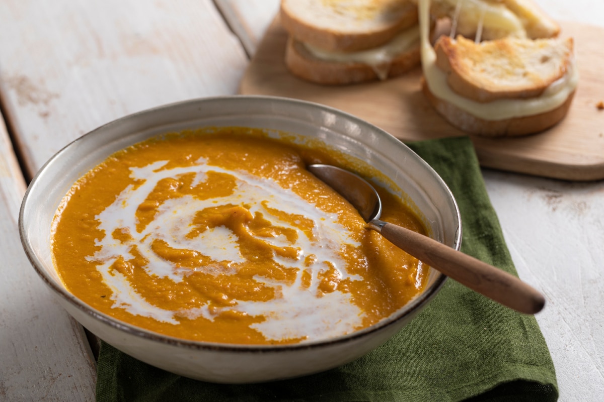 Crème de potiron au curry et lait de coco