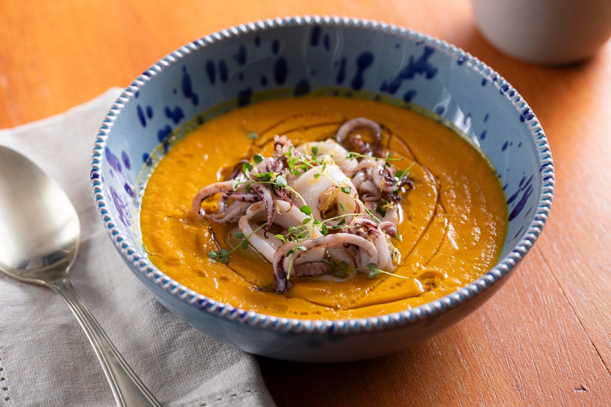 Velouté de carottes au gingembre et calamars grillés