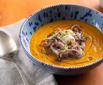 Velouté de carottes au gingembre et calamars grillés
