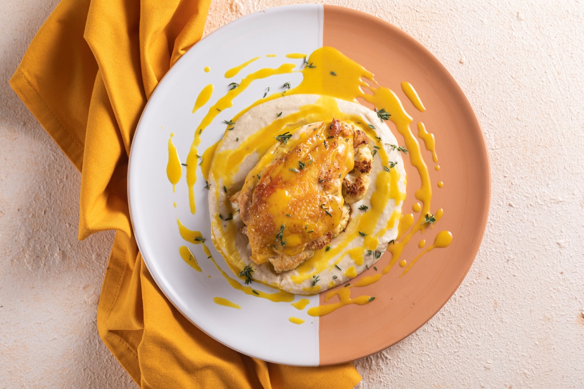 Poulet avec chou-fleur et sauce à la moutarde