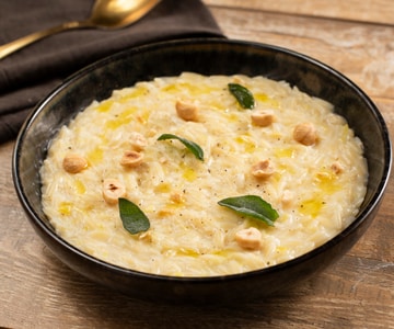 Risoni aux poireaux, robiola et noisettes