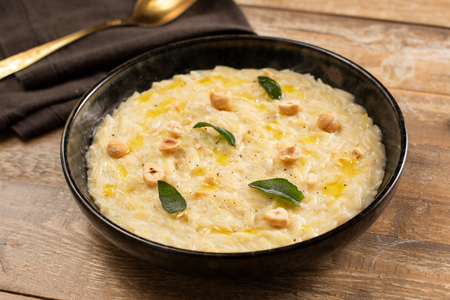 Risoni aux poireaux, robiola et noisettes