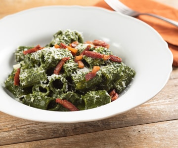 Pâtes à la crème de chou noir, joue de porc et pecorino