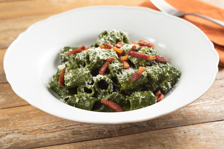 Pâtes à la crème de chou noir, joue de porc et pecorino