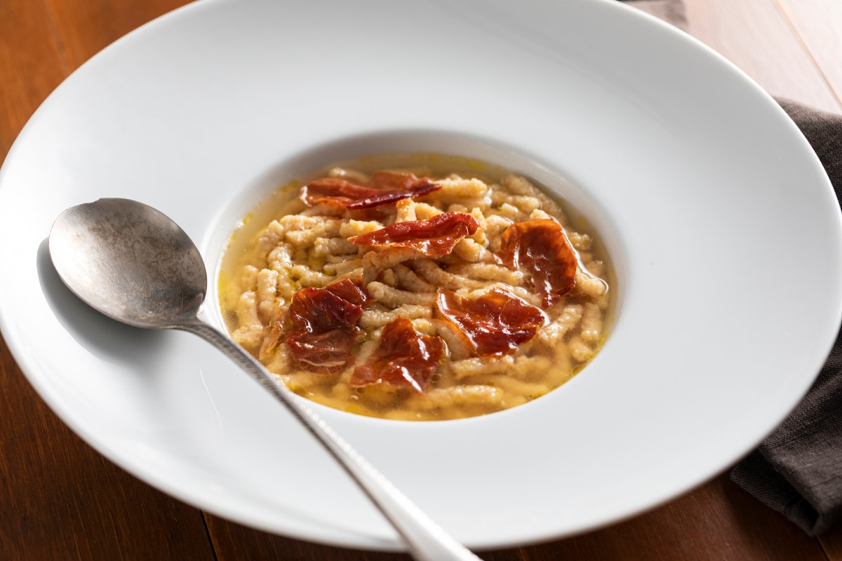 Passatelli au jambon dans un bouillon de viande