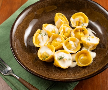 Raviolis de pommes de terre et oignons avec crème au fromage