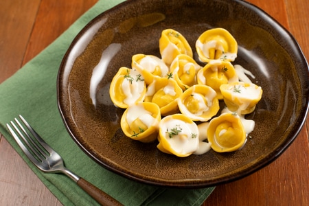 Raviolis de pommes de terre et oignons avec crème au fromage
