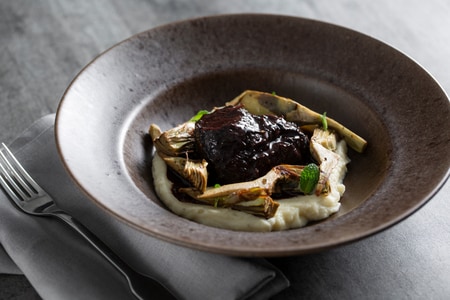 Joue de bœuf aux artichauts