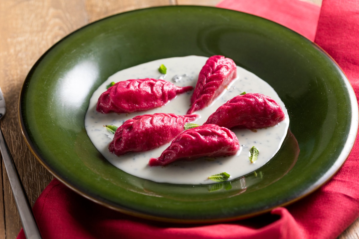 Culurgiones de betterave avec pommes de terre et sauce au fromage bleu