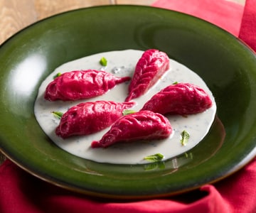 Culurgiones de betterave avec pommes de terre et sauce au fromage bleu
