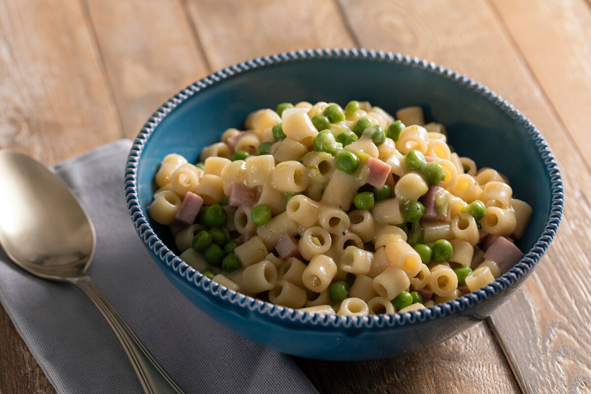 Pâtes au jambon et petits pois crémeuses