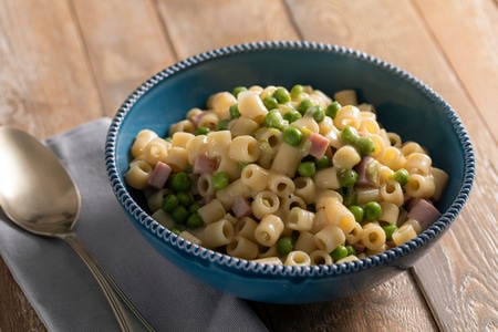 Pâtes au jambon et petits pois crémeuses