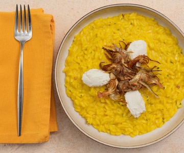 Risotto au safran avec artichauts et chèvre