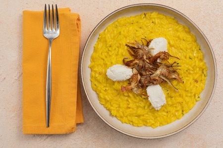 Risotto au safran avec artichauts et chèvre