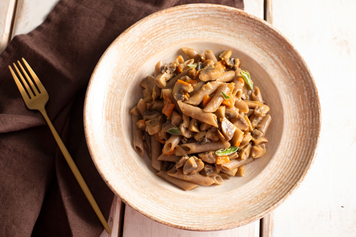 Penne au sarrasin avec champignons au wok