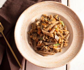 Penne au sarrasin avec champignons au wok