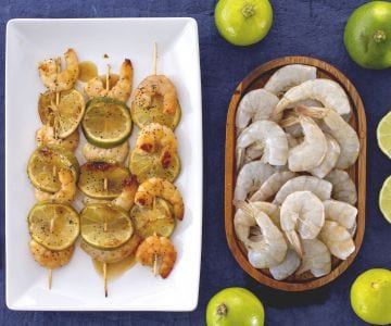 Brochettes de crevettes au citron vert, miel et graines de pavot