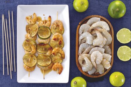Brochettes de crevettes au citron vert, miel et graines de pavot