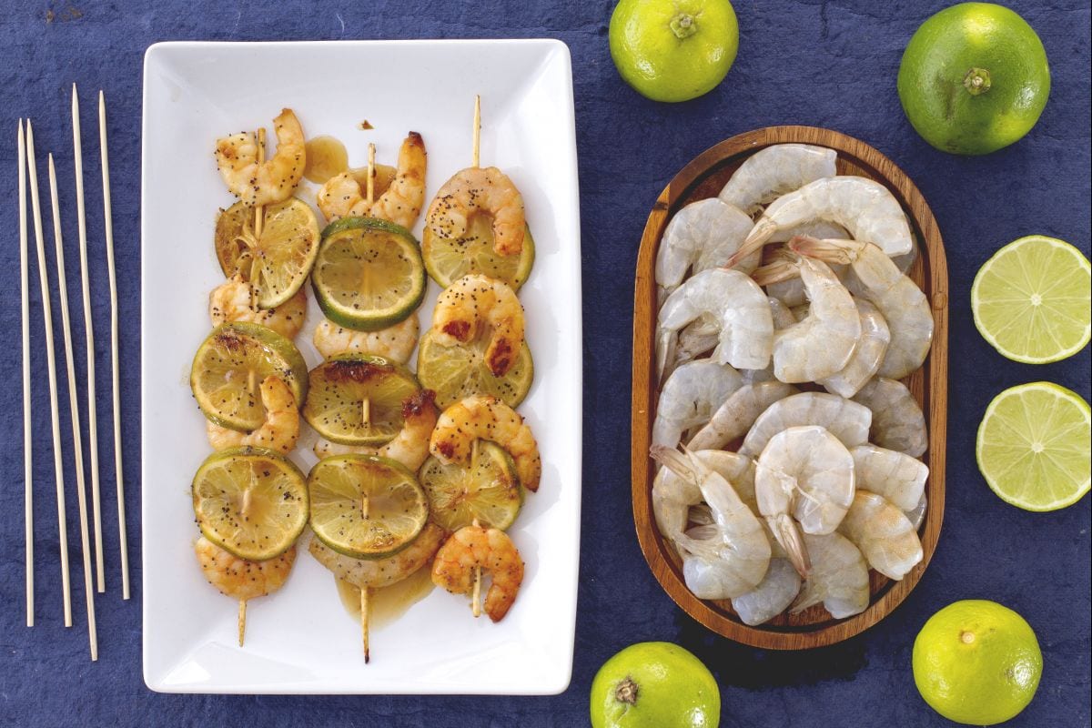 Brochettes de crevettes au citron vert, miel et graines de pavot