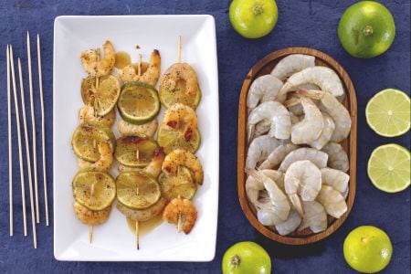 Brochettes de crevettes au citron vert, miel et graines de pavot