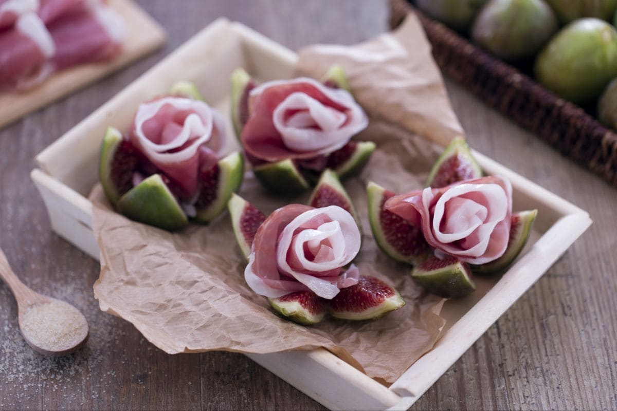 Rosaces de jambon cru sur figues