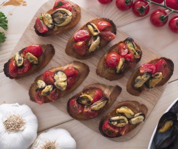 Crostini de moules et tomates cerises