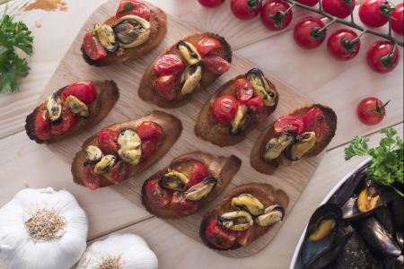 Crostini de moules et tomates cerises