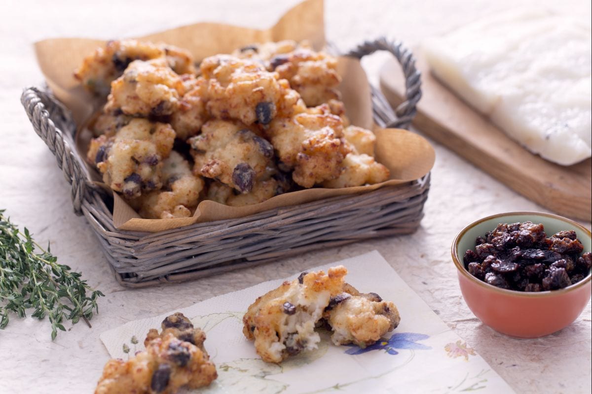 Beignets de morue avec raisins secs